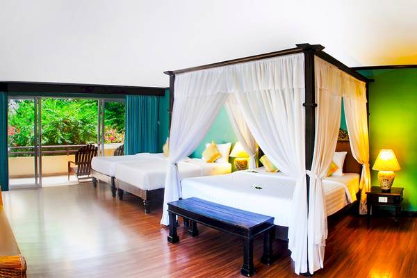 Doppelzimmer im Fair House Beach Resort mit zwei Betten und einem Baldachin.