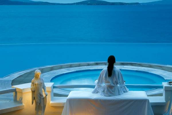 Ein Hotelgast genießt einen Blick auf das Meer von der Terrasse des Saint John Hotel Villas & Spa.