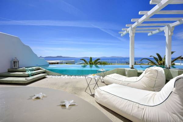 Terrasse des Saint John Hotel Villas & Spa mit Blick auf das Meer