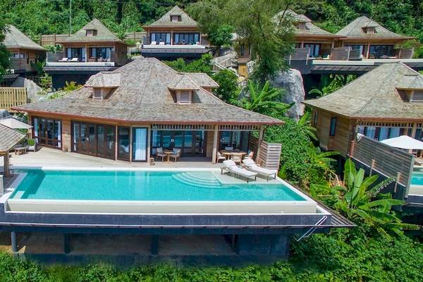 Luftaufnahme des Hilton Seychelles Northolme Resorts & Spa mit Swimmingpools und Bungalows.
