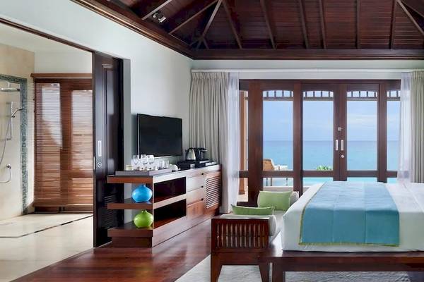 Schlafzimmer im Hilton Seychelles Northolme Resort & Spa mit Blick auf das Meer.