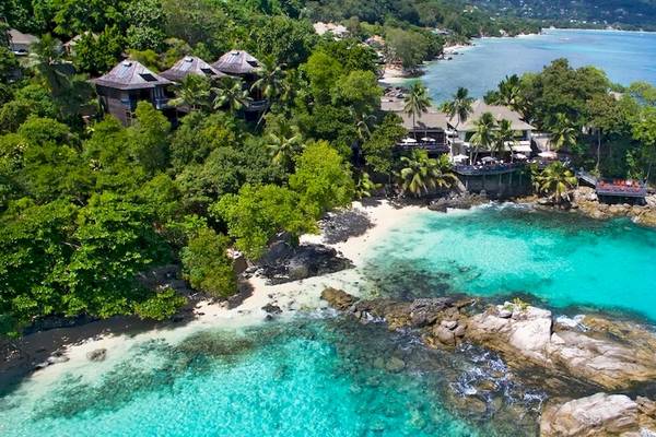 Luftaufnahme des Hilton Seychelles Northolme Resort & Spa mit Blick auf den Strand und das Meer.