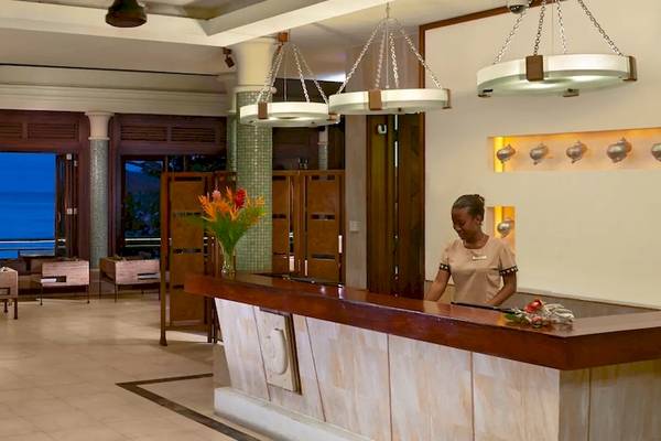 Empfangsbereich im Hilton Seychelles Northolme Resort & Spa mit Blick auf das Meer
