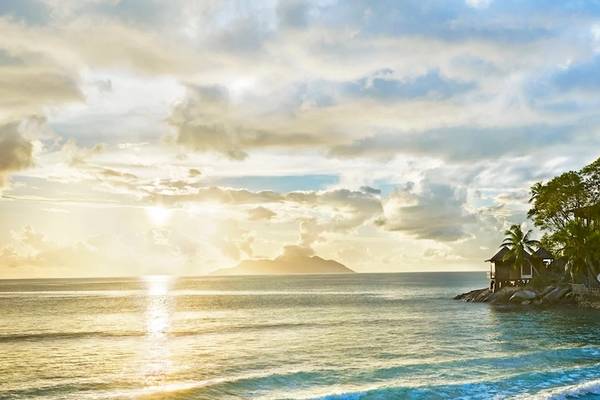 Sonnenuntergang am Hilton Seychelles Northolme Resort & Spa mit Blick auf das Meer und die Inseln.
