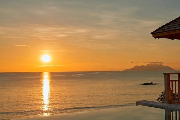Sonnenuntergang am Meer vor dem Hilton Seychelles Northolme Resort & Spa.