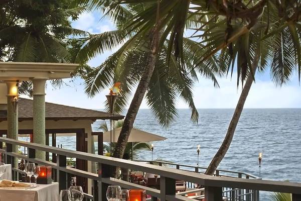 Terrasse des Hilton Seychelles Northolme Resort & Spa mit Blick auf das Meer.