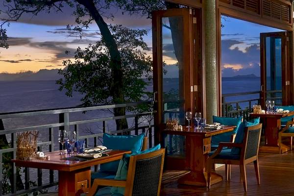 Außenterrasse des Hilton Seychelles Northolme Resort & Spa mit Blick auf den Ozean