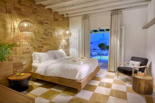 Saint John Hotel Villas & Spa Zimmer mit Bett und Blick auf den Pool.