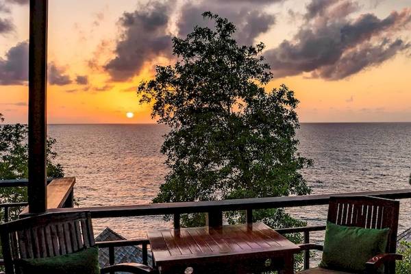Sonnenuntergang auf der Terrasse des Hilton Seychelles Northolme Resort & Spa mit Blick auf das Meer.
