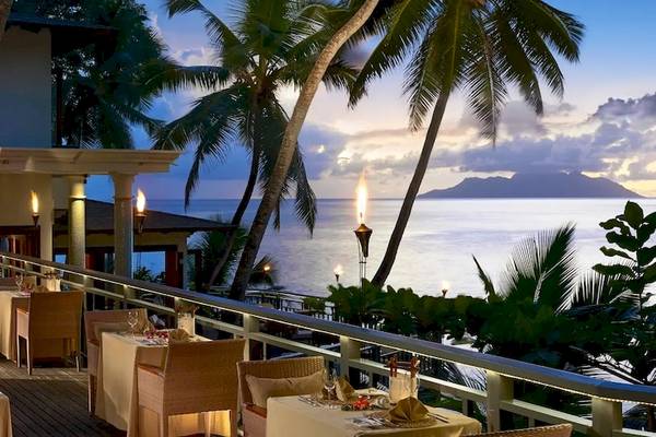 Außenterrasse des Hilton Seychelles Northolme Resort & Spa mit Blick auf den Ozean