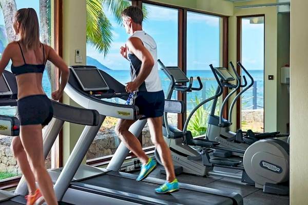 Fitnesscenter im Hilton Seychelles Northolme Resort & Spa mit Blick auf das Meer