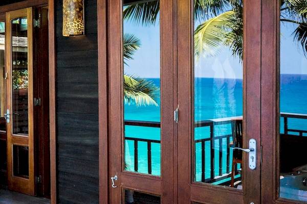 Balkon des Hilton Seychelles Northolme Resort & Spa mit Blick auf das Meer