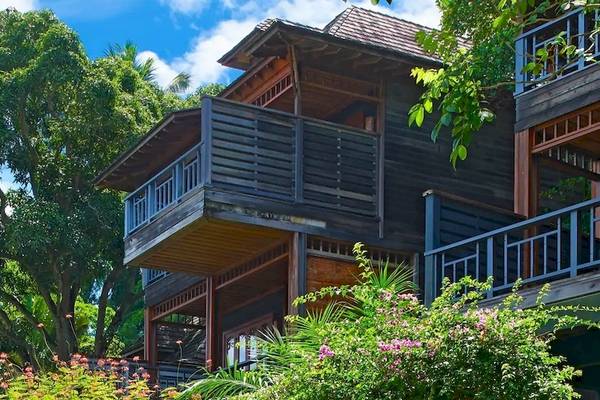 Villa des Hilton Seychelles Northolme Resort & Spa, umgeben von Bäumen und Pflanzen