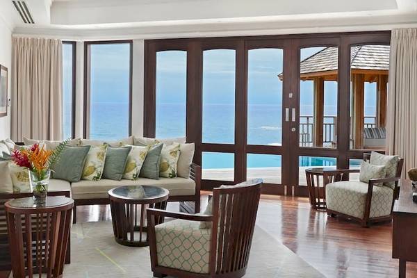 Wohnzimmer des Hilton Seychelles Northolme Resort & Spa mit Aussicht auf das Meer.