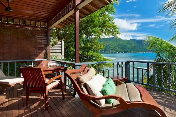 Außenbereich des Hilton Seychelles Northolme Resort & Spa mit Blick auf das Meer und Berge.