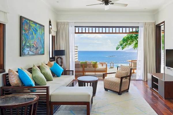 Wohnbereich im Hilton Seychelles Northolme Resort & Spa mit Blick auf das Meer.