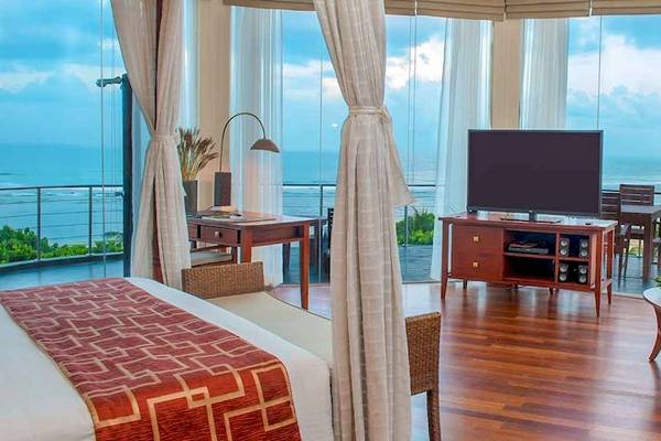 Suite im Occidental Eden Beruwala mit Meerblick, Flachbildfernseher und Balkonmöbeln.