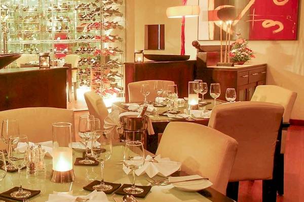 Restaurant des Occidental Eden Beruwala mit gedeckten Tischen und Stühlen.