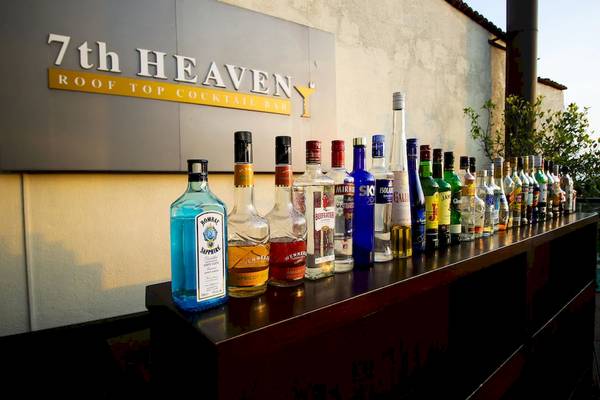 Cocktails auf der Bar im Occidental Eden Beruwala Hotel