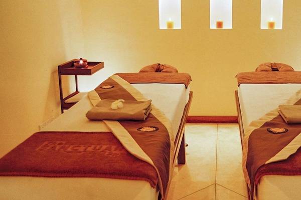 Zwei Massageliegen im Spa-Bereich des Occidental Eden Beruwala Hotels.