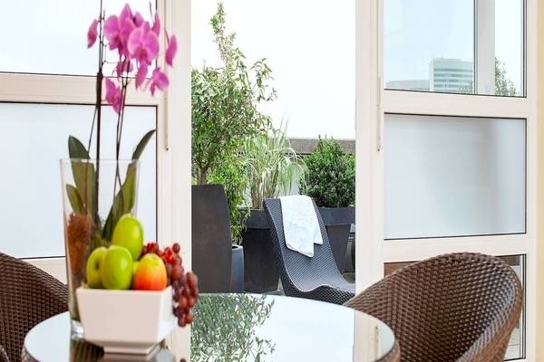 NH Hamburg Altona Hotel Innenraum mit Terrassenmöbeln und Obstschüssel