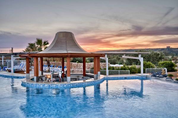 Poolbar des db Seabank Resort & Spa bei Sonnenuntergang