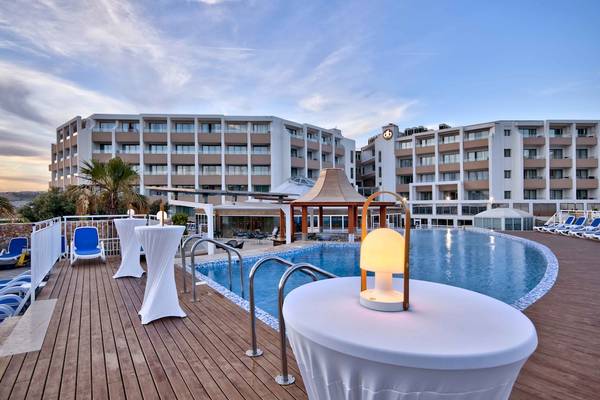 Poolbereich des db Seabank Resort & Spa mit Hotel im Hintergrund