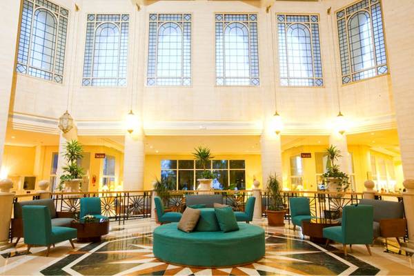 Lobby des El Mouradi Hammamet Hotels mit grünen Möbeln und Pflanzen