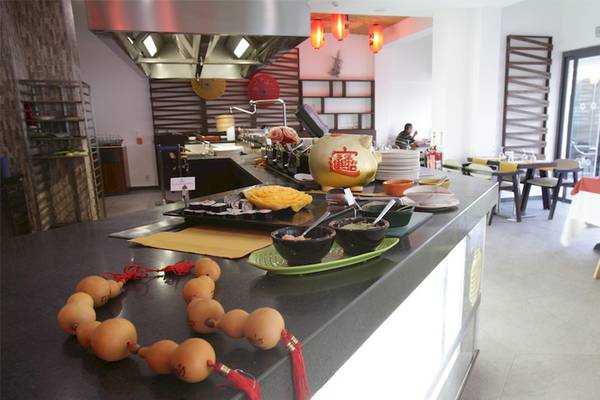 Buffettisch im db Seabank Resort & Spa mit asiatischen Gerichten und Dekoration.