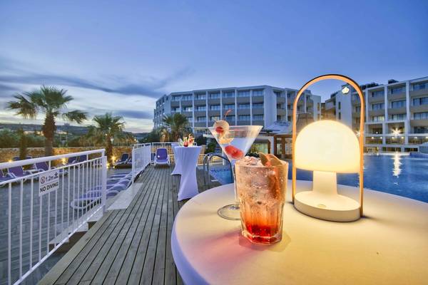 Cocktails auf einer Terrasse neben einem Pool im db Seabank Resort & Spa