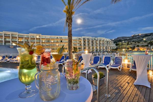 Getränke auf einem Tisch am Pool des db Seabank Resort & Spa bei Nacht