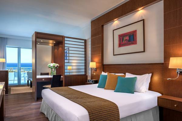 Doppelbettzimmer im Mediterranean Beach Hotel in Zypern mit Meerblick, Dekor und modernen Möbeln.