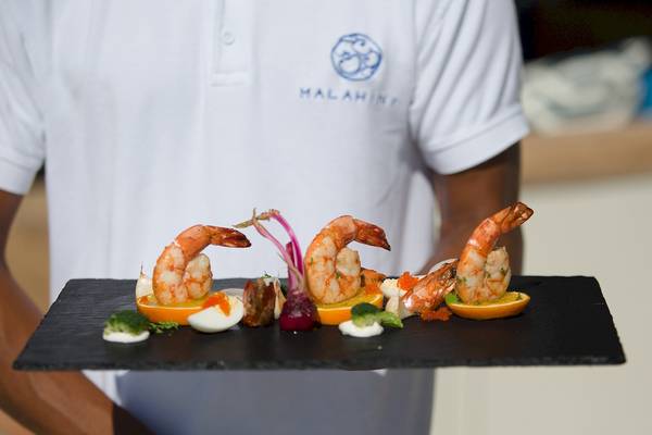 Darbietung einer Garnelenplatte im Malahini Kuda Bandos Resort