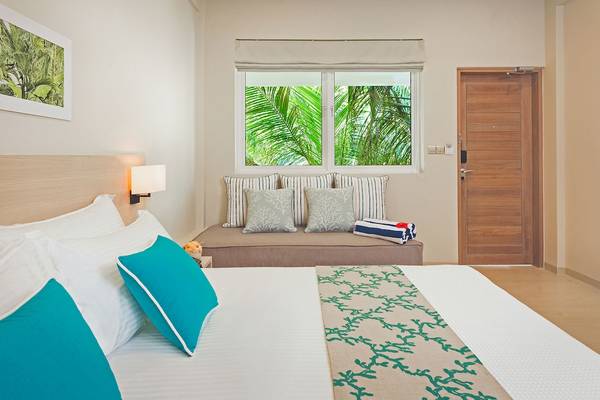 Schlafzimmer im Malahini Kuda Bandos Resort mit Bett, Fenster und Dekor