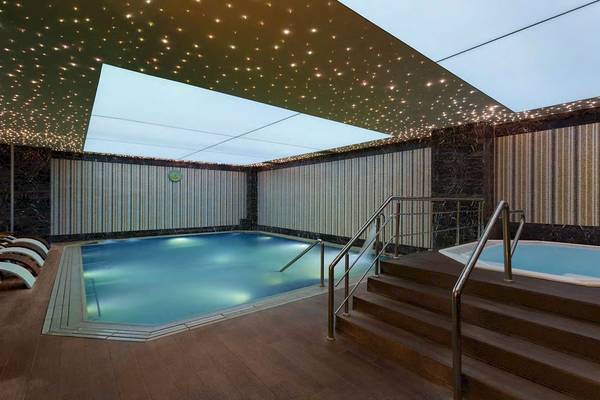 Indoor Pool und Whirlpool im Wyndham Grand Izmir Ozdilek Hotel