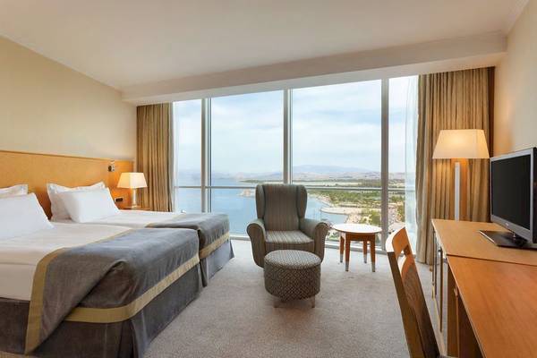 Doppelbett-Zimmer im Wyndham Grand Izmir Ozdilek mit Blick auf den Hafen.