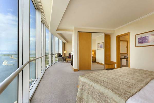 Ein Hotelzimmer im Wyndham Grand Izmir Ozdilek mit Blick auf das Meer.