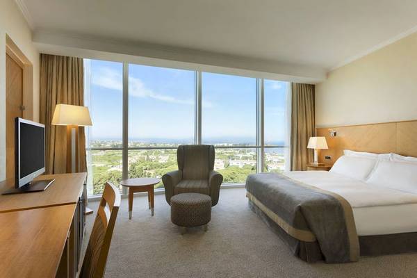 Ein elegantes Hotelzimmer mit Blick auf die Stadt im Wyndham Grand Izmir Ozdilek