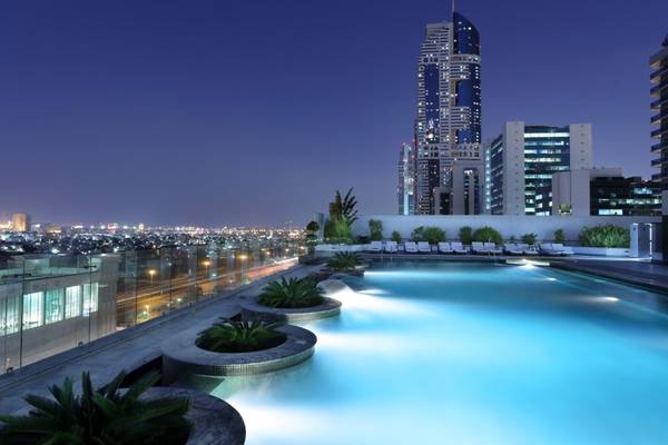 Pool auf der Dachterrasse des Tower Plaza Hotel Dubai bei Nacht