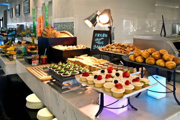 Buffettisch im Tower Plaza Hotel Dubai mit verschiedenen Gebäck und Desserts.