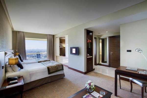 Doppelbettzimmer im Tower Plaza Hotel Dubai mit Stadtblick