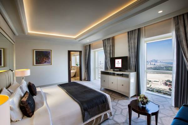 Das Schlafzimmer im Tower Plaza Hotel Dubai mit Blick auf die Stadt.