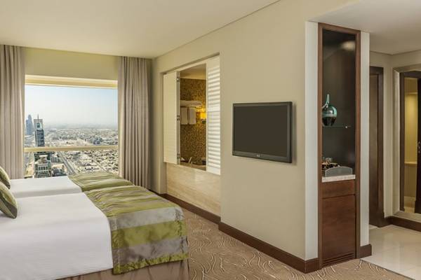 Zimmer im Tower Plaza Hotel Dubai mit Blick auf die Stadt.