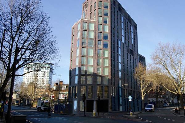 Das H10 London Waterloo Hotel mit vielen Fenstern und einer hohen Anzahl Stockwerke.