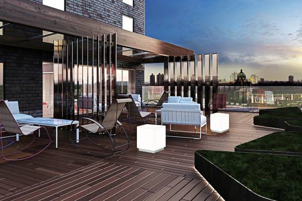 Dachterrasse des H10 London Waterloo Hotels mit Möbeln und Blick auf die Stadt