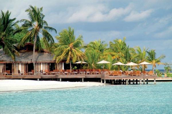 Terrasse des Sheraton Maldives Full Moon Resort & Spa mit Palmen und Meerblick
