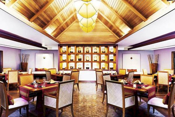 Innenansicht des Restaurants im Sheraton Maldives Full Moon Resort & Spa