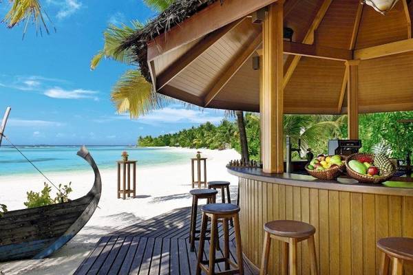 Strandbar des Sheraton Maldives Full Moon Resort & Spa mit Blick auf den Strand