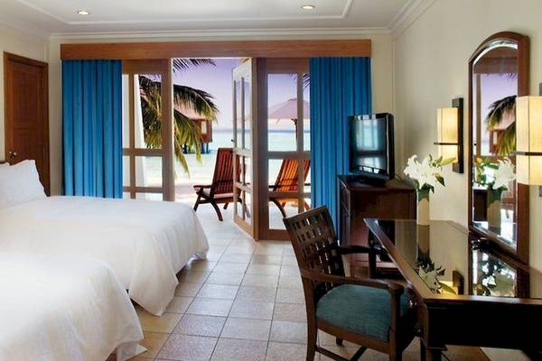 Doppelbett-Zimmer im Sheraton Maldives Full Moon Resort & Spa mit Blick auf den Ozean.