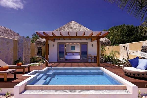 Villa mit Pool im Sheraton Maldives Full Moon Resort & Spa